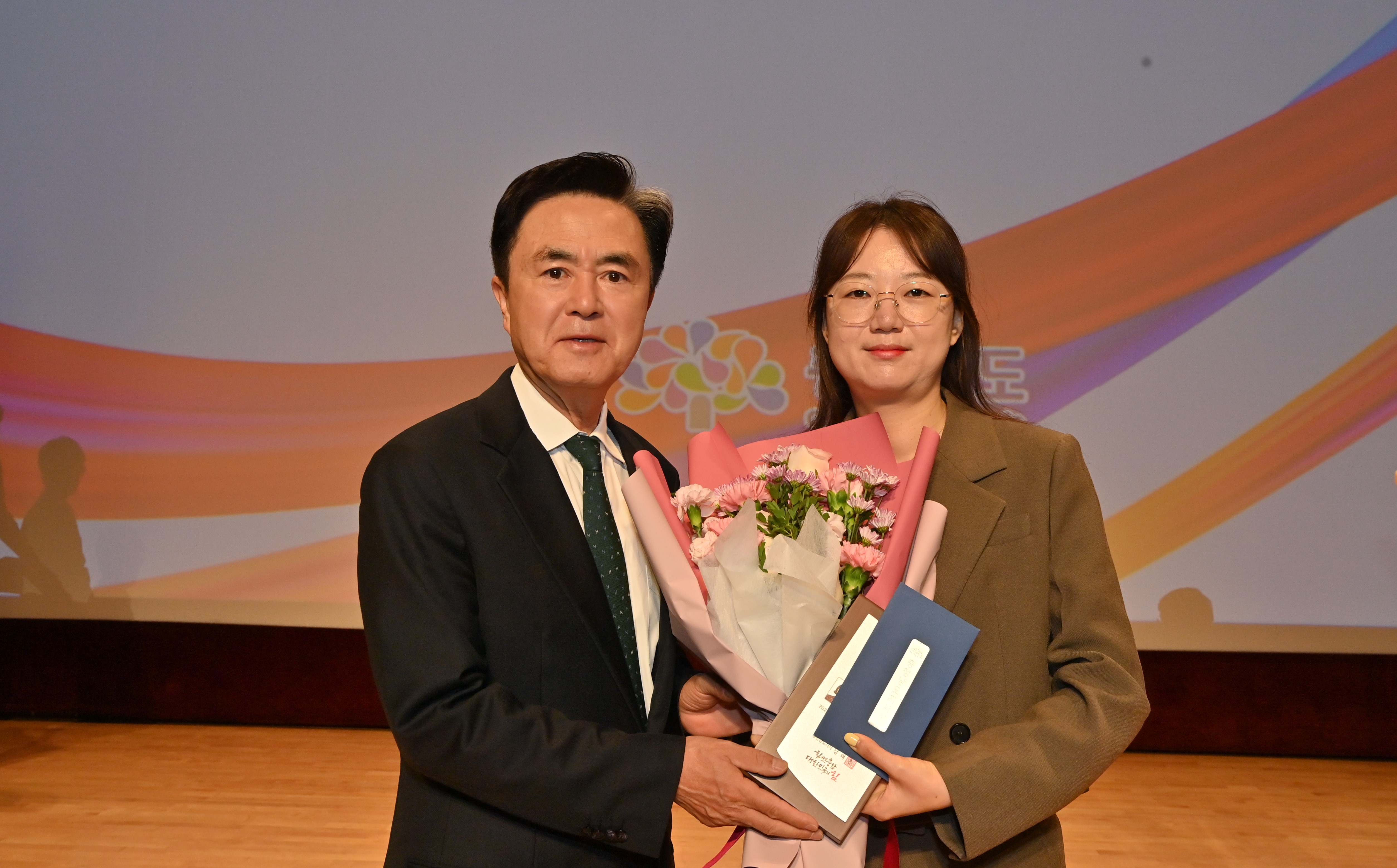 김태흠 도지사는 2일 도청 문예회관에서 열린 5월 직원 월례모임에 참석했다. 관련사진 7