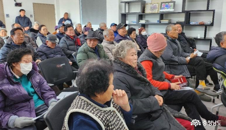 많은 분들이 경청하고 있는 모습