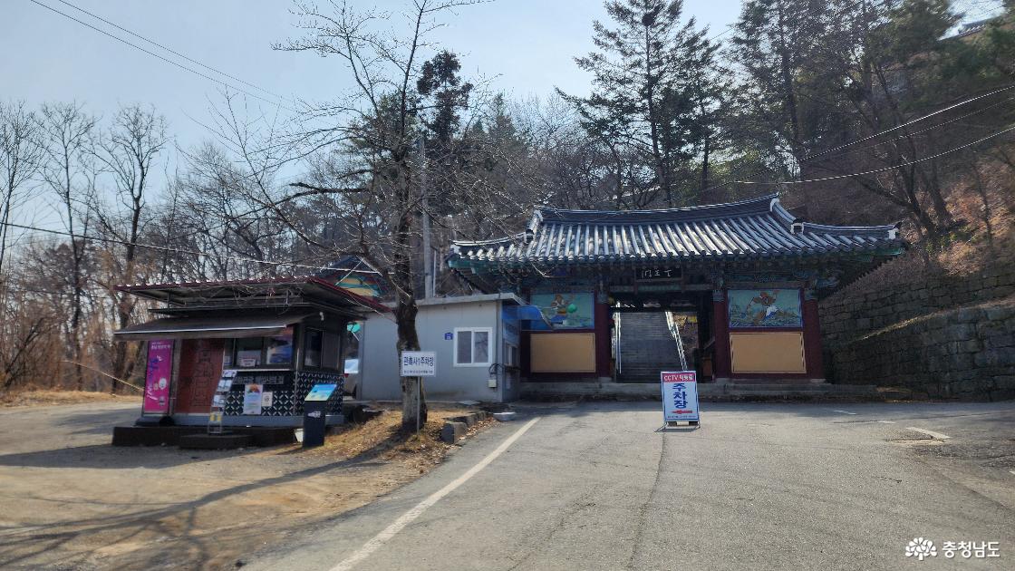 관촉사 입구 주차장과 천왕문