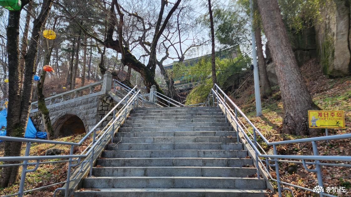 경내로 들어가는 계단