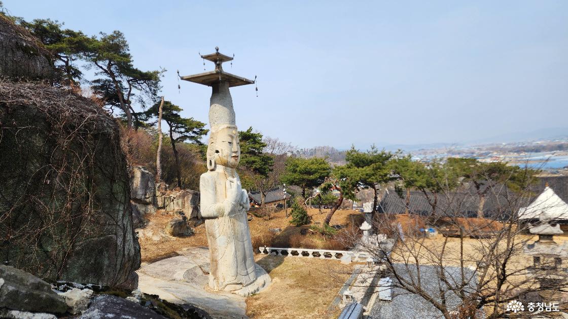 삼성각에서 바라본 석조미륵보살입상