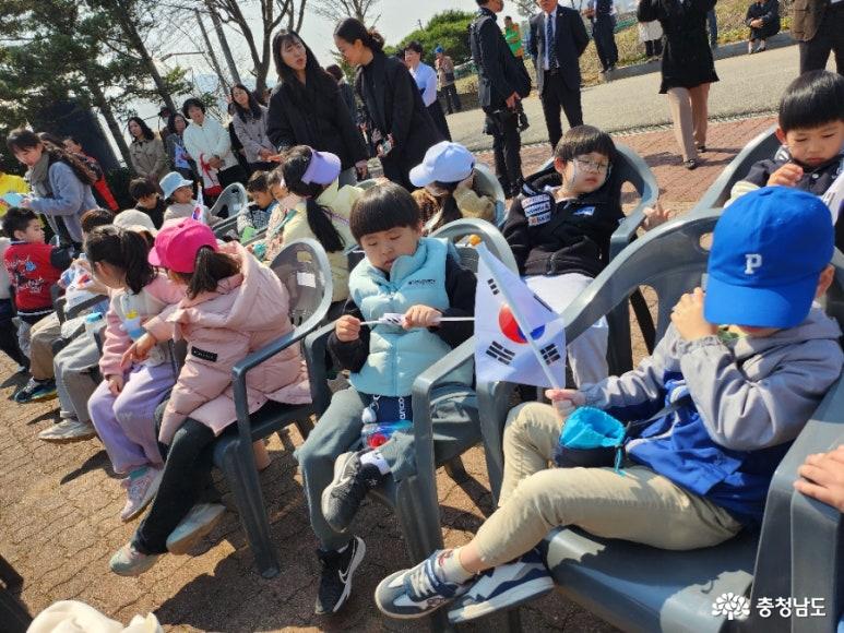 석송초등학교 1, 2학년 학생들