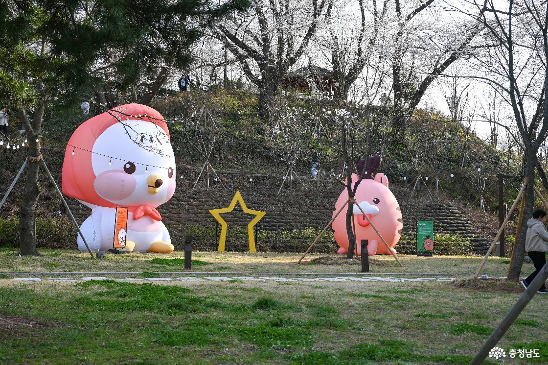 충청남도 관광 캐릭터 워디와 가디의 모습