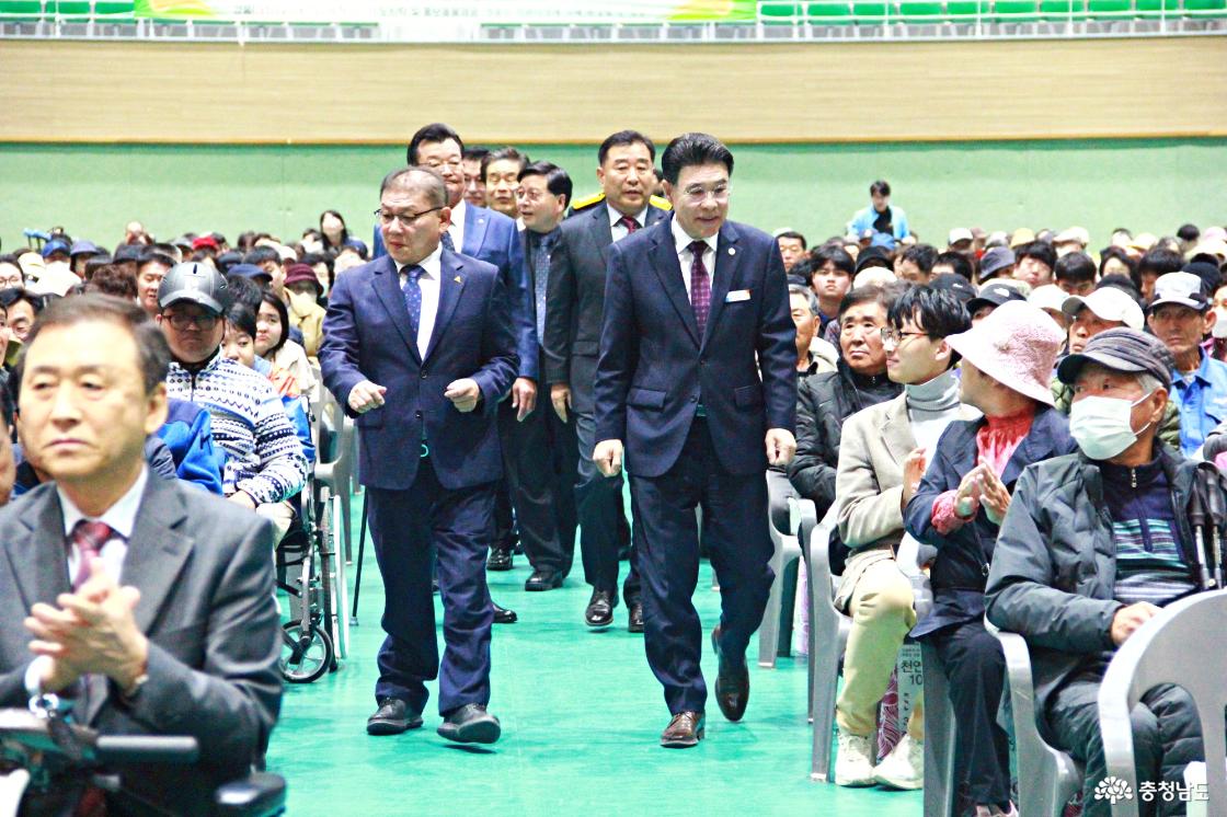 충남지체장애인협회장 기념식장 입장