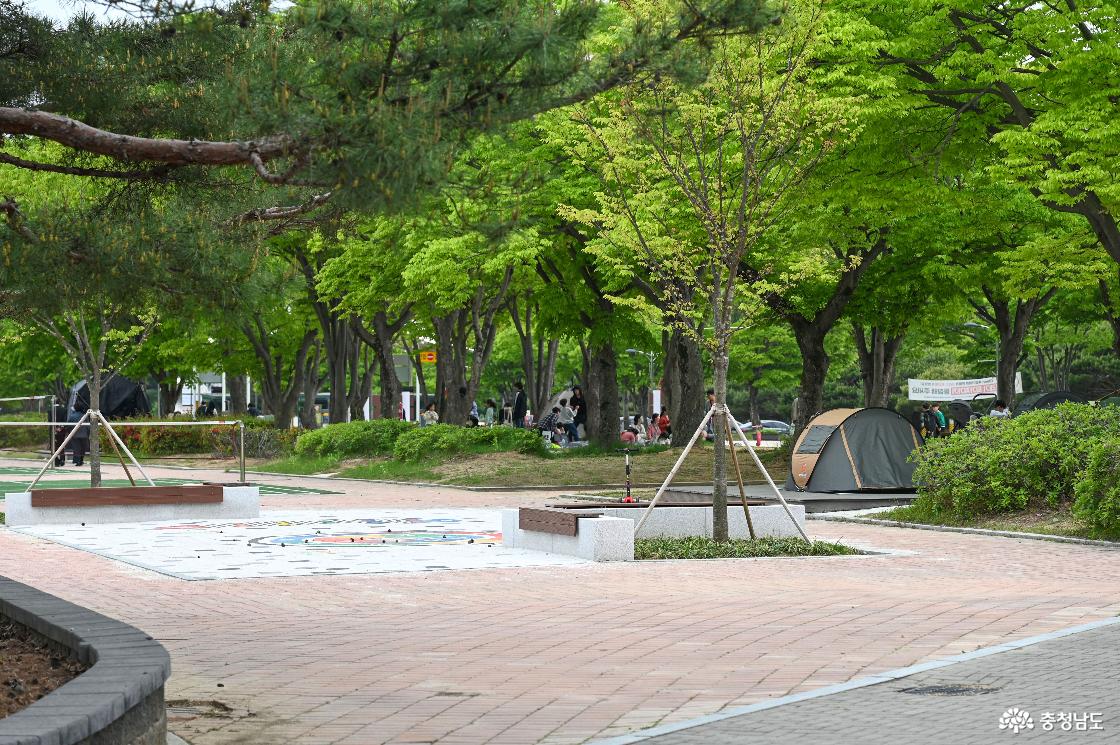 천안 독립기념관 텐트치고 피크닉하는 사람들의 모습