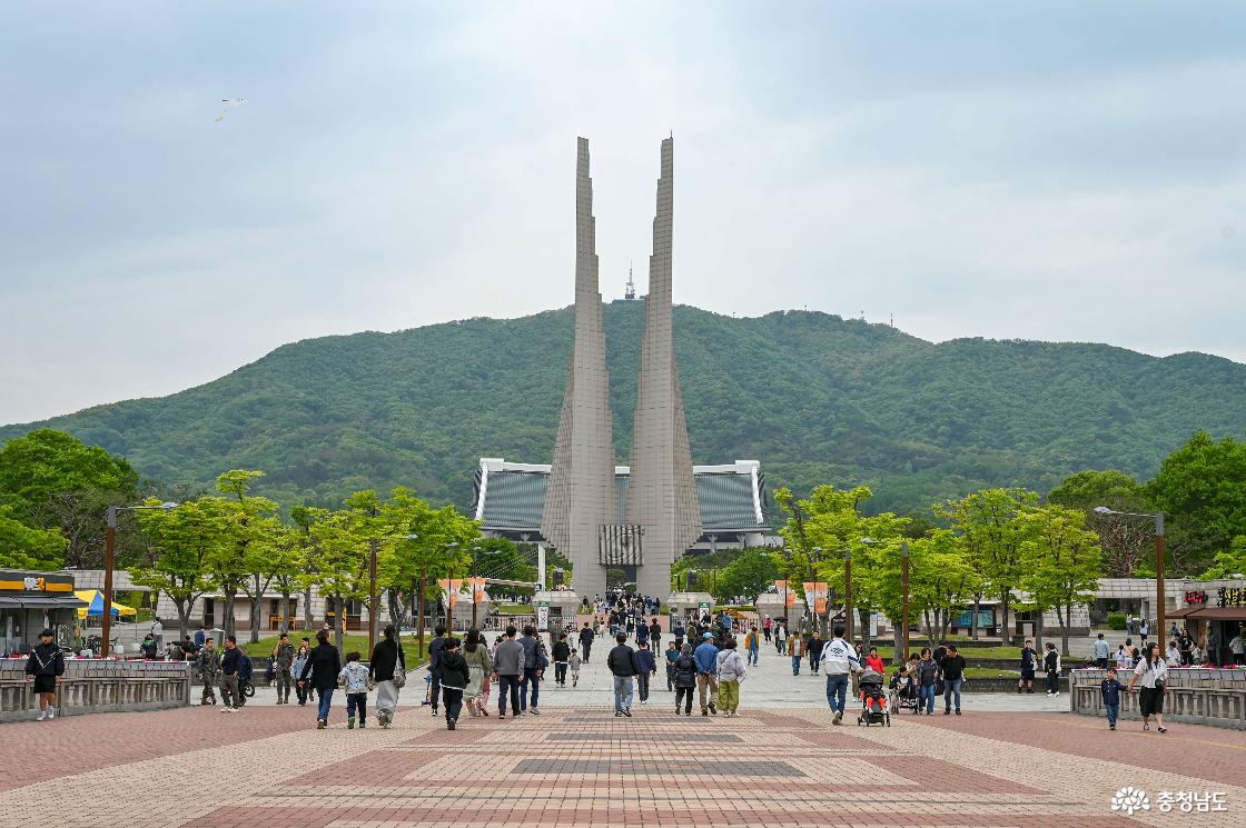 천안 독립기념관과 겨례의탑의 모습