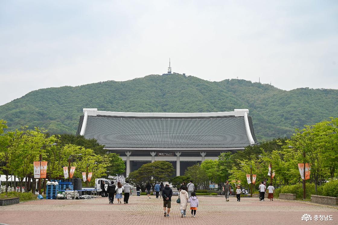 천안 독립기념관과 흑성산의 모습
