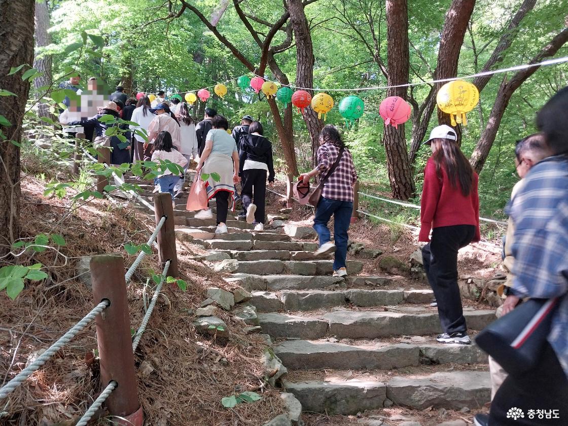사찰로 오르는 돌계단